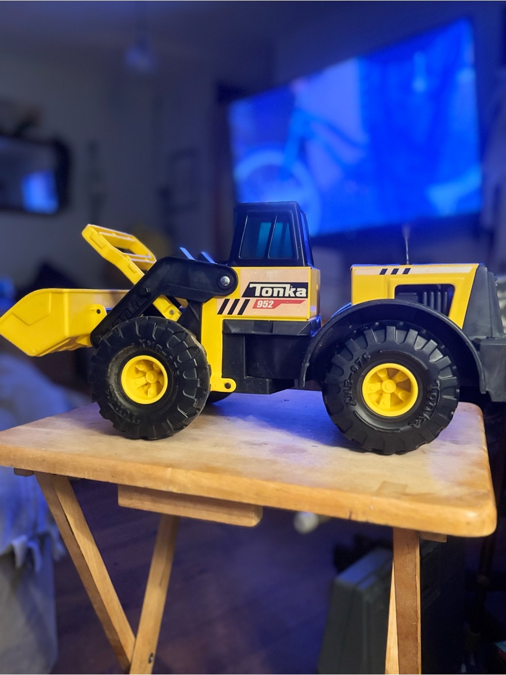 Tonka 952 Steel
Classics Front Loader with large front bucket with yellow hubs.